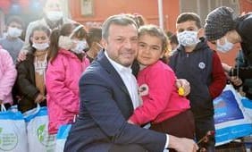 baskan-kocaispir-5C-den-cocuklara-mont-ve-bot-yardimi