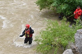 Hakkari'de ekipler derede kaybolan Neçir için seferber