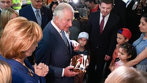 ingiltere-prensi-charles-romanyadaki-ukraynali-multecileri-ziyaret-etti-lQsmXJKy.jpg