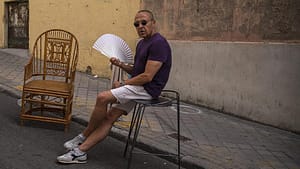 ispanyada-sicak-bir-ayi-olmak-icin-mayis-rekoru-bir-sicak-hava-yemegine-katiliyor-mOcBed4F.jpg