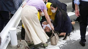 eski-japonya-basbakani-shinzo-abe-kampanya-nedeniyle-kritik-bir-sekilde-vuruldu-YFDEtli6.jpg