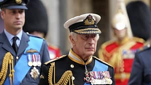 kral-charles-iii-6-mayis-2023te-westminster-abbeyde-tac-giyecek-XYcrC7Rs.jpg