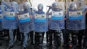 romada-polis-basbakan-giorgia-meloninin-italyanin-kardesleri-partisini-protesto-eden-meydanle-catisti-XXnSAMLZ.jpg