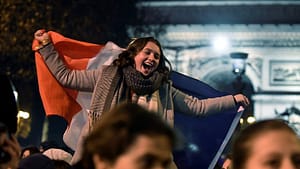 araba-kornalari-isaret-fisekleri-ve-havai-fisekler-fransa-dunya-kupasi-finaline-ulasmaktan-final-oynayacak-E3UvruK5.jpg