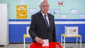 tunus-cumhurbaskani-fiyasko-secimlerinden-sonra-kullanmak-icin-baski-altinda-Ou7D4wMS.jpg