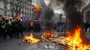fransadaki-protestocular-cumhurbaskani-macronu-emeklilik-islahat-planlarini-rafa-kaldirmaya-cagirdi-CP9Oqpgg.jpg