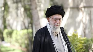 iranin-dini-lideri-kiz-okullarindaki-danismanlari-kinadi-ZESkRawz.jpg