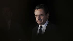 kosova-ve-sirbistan-iliskilerini-normallestirmek-icin-ab-destekli-bir-anlasmaya-vardilar-ancak-taraflar-oldular-VYAhM8L9.jpg