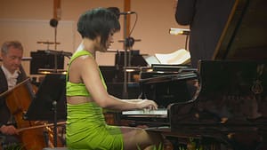 yuja-wang-mozartin-daha-karanlik-piyano-koncertosunu-benimsiyor-QhCVUkEe.jpg