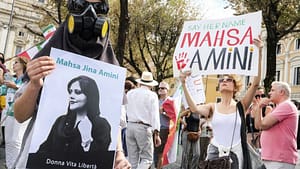 avrupali-aktivistler-mahsa-amininin-iranda-polis-nezaretinde-yikilmasinin-kirilmasi-aniyor-xdeqT6fG.jpg