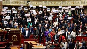 fransa-kati-gocmenlik-yasasini-gecirirken-asiri-sag-ideolojik-zaferi-ovuyor-3fTMdKfA.jpg