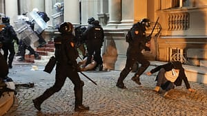 sirp-polisi-belediye-binasini-basmakla-tehdit-eden-protestoculara-goz-yasartici-gaz-sikti-K4V48DWG.jpg