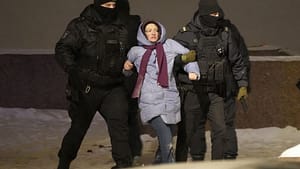 rus-polisi-navalny-destegine-yonelik-baskilar-nedeniyle-ulke-genelinde-100den-fazla-kisiyi-tutukladi-tuJsUZy1.jpg