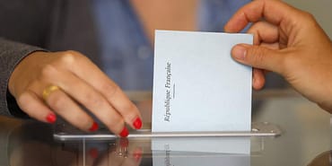 fransada-cumhurbaskanligi-secimlerinin-ikinci-turu-icin-sandiklar-acildi-RAnYXsRw.jpg