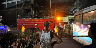 hindistan-polis-yeni-delhide-yangin-cikardiktan-sonra-sirket-sahiplerini-tutukladi-27-kisi-oldu-NiYtyuin.jpg