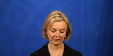liz-truss-jeremy-huntin-mini-butceli-u-gununun-butcesini-butce-donuslerini-kabul-ediyor-ve-hasta-diler-wbLYvl7A.jpg