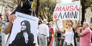 avrupali-aktivistler-mahsa-amininin-iranda-polis-nezaretinde-yikilmasinin-kirilmasi-aniyor-xdeqT6fG.jpg