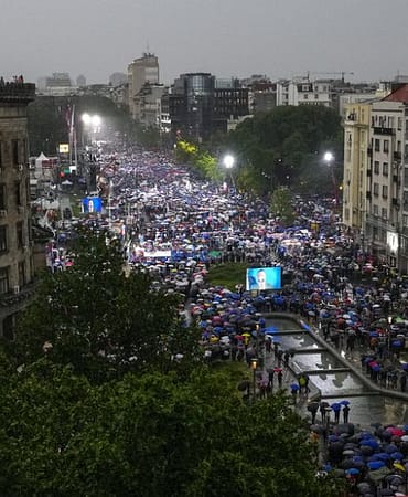 kitlesel-saldirilarin-ardindan-artan-misafirhanesizligin-sirbistanda-hukumet-yanlisi-miting-duzenlendi-RFqw9565.jpg