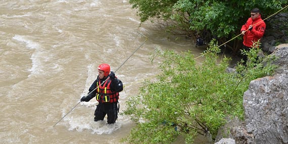 Hakkari'de ekipler derede kaybolan Neçir için seferber
