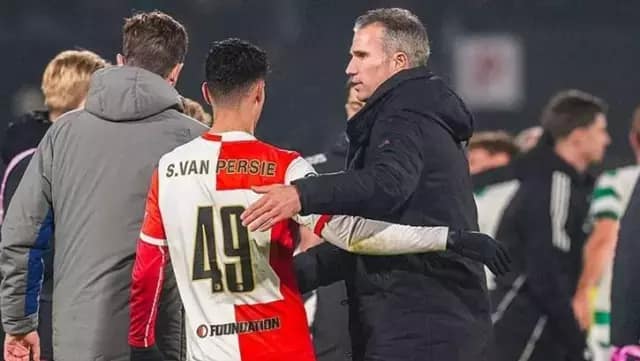 Kendi oğlunu oyuna alan Robin van Persie hayatının şokunu yaşadı